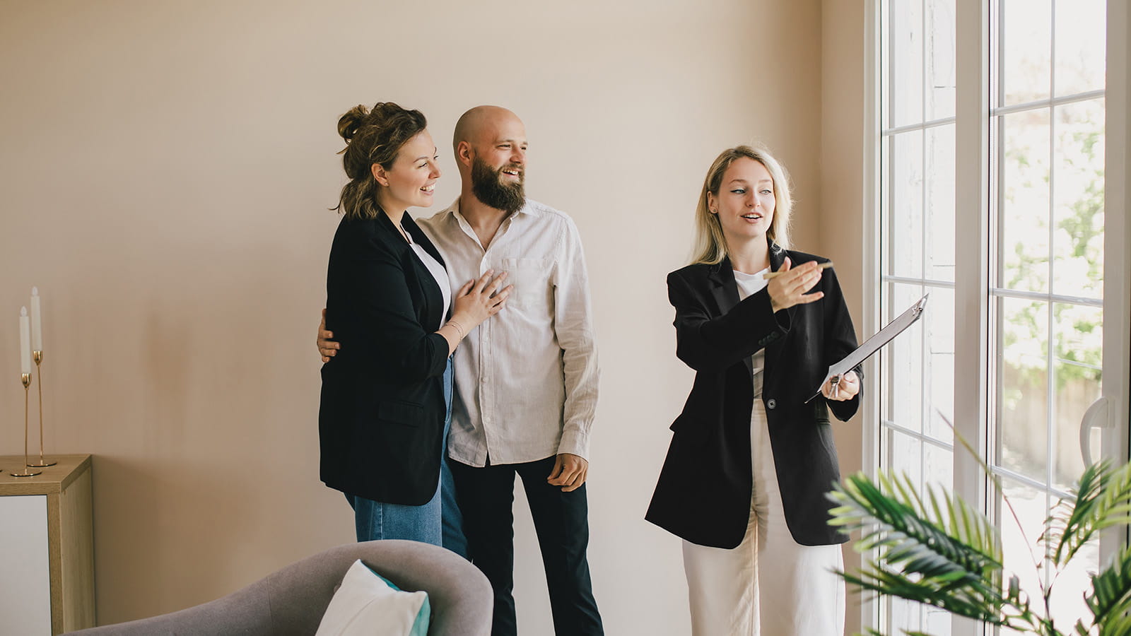 Mægler viser bolig frem til et par